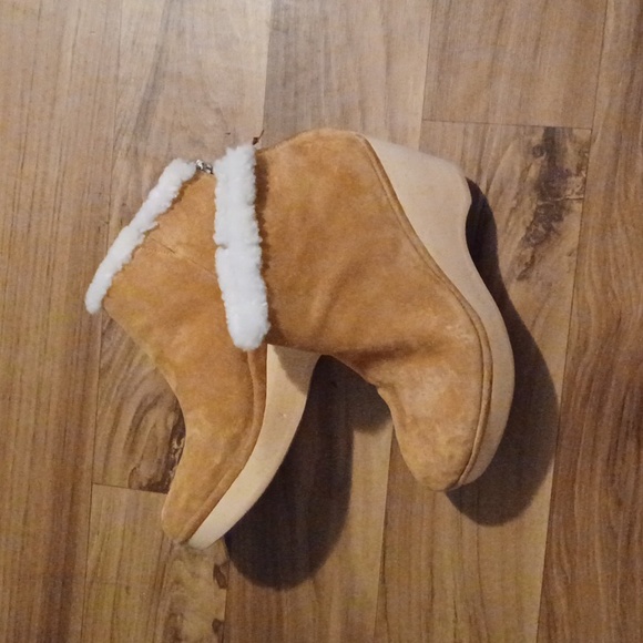 Gentle Souls Boots Looks well kept!!!/ There is No box - Picture 1 of 3